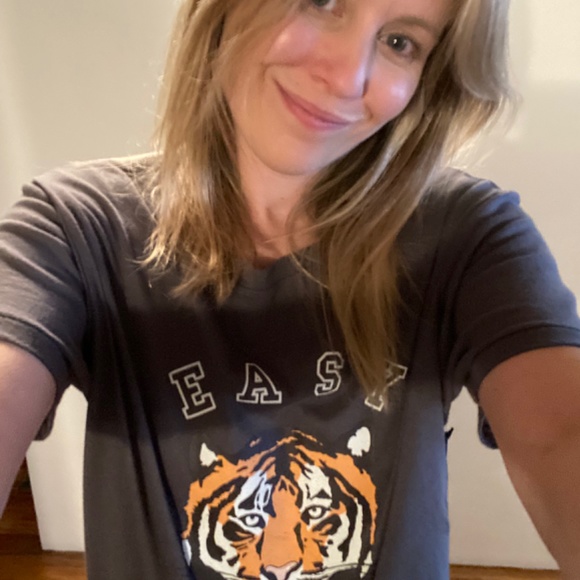 Nwt Wildfox charcoal gray “Easy Tiger” Graphic Tee size medium - Picture 10 of 15